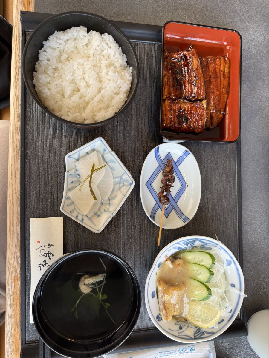 plus_pso2's tweet photo. 旅最終日
昼ごはんにうなぎを食べて空港まで送ってもらった
さつま揚げ食べてなかったから空港でさつま揚げ食べて飛行機で帰路へ
九州旅良い旅でしたー https://t.co/JaD1CyJW99