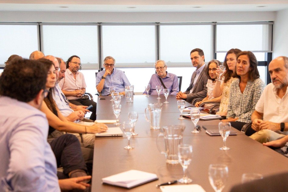 pnsp_uy's tweet photo. El secretario de la Presidencia, Alejandro Sánchez, encabezó una reunión con integrantes de la comunidad científica, en la cual participó el coordinador del PNSP, Dr. Emiliano Rojido, este lunes 29 de diciembre en la Torre Ejecutiva. 

▶️ Más información: https://t.co/6P4KvImbtR https://t.co/FAa91alOxN