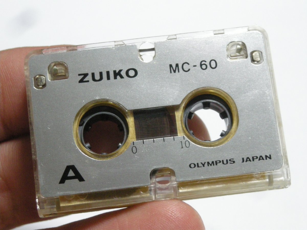 マイクロカセットコーダー 凄い！これ世界初のマイクロカセットテープだ。 世界初のマイクロ