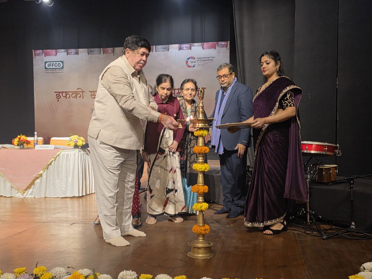 IFFCO_Coop's tweet photo. इफको साहित्य सम्मान समारोह का शुभारंभ इफको के माननीय अध्यक्ष श्री दिलीप संघाणी द्वारा दीप प्रज्ज्वलन से हुआ, जिससे साहित्य, संस्कृति और सृजनात्मक अभिव्यक्ति को समर्पित इस संध्या का मंगलमय वातावरण निर्मित हुआ।

कार्यक्रम में सुप्रसिद्ध लेखिका श्रीमती मैत्रेयी पुष्पा, श्रीमती अंकिता जैन, इफको के तकनीकी निदेशक श्री ए. के. शर्मा के साथ-साथ साहित्य जगत की विशिष्ट हस्तियाँ,  श्रीमती चन्द्रकान्ता, श्री अनंत विजय और श्री उत्कर्ष शुक्ल सहित अनेक गणमान्य भी उपस्थित रहे।

#IFFCO #SahityaSammelan2025

@Dileep_Sanghani