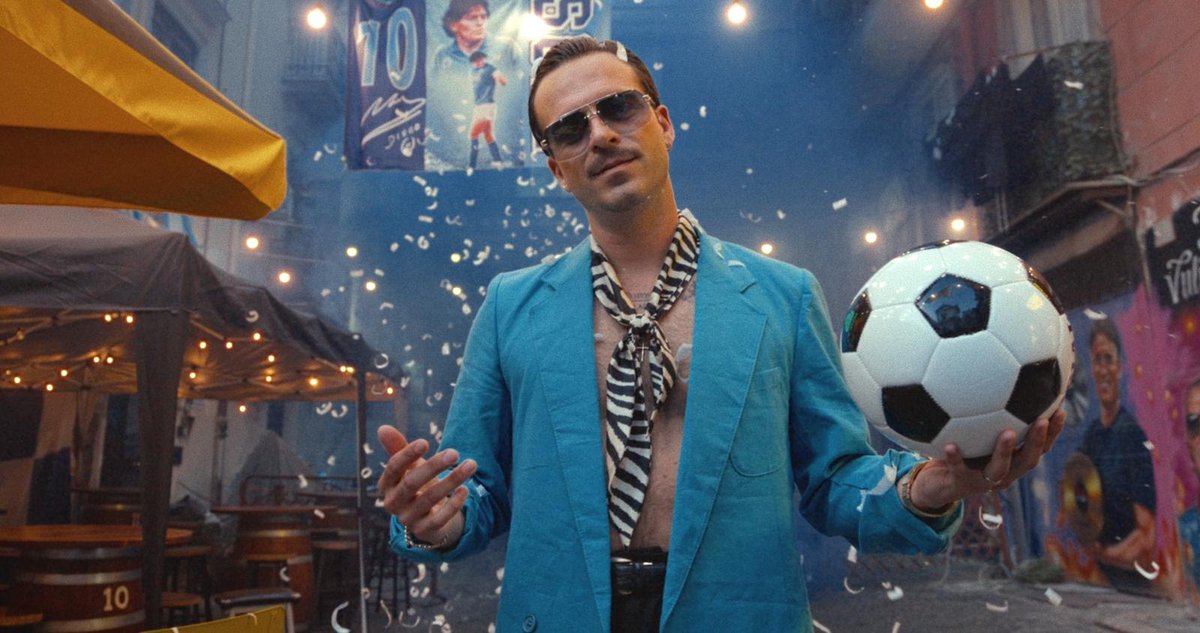 DNostri's tweet image. ⚽️ LUIS LARR presenta “MARADONA”, una rumba gánster que celebra la pasión, la calle y la clase

deliriumnostri.com.es/luis-larr-mara…