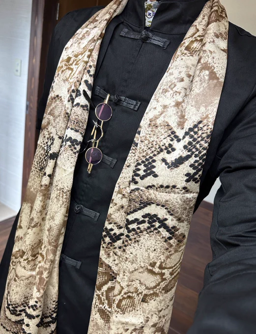 これまでのイベントに参加した時の格好は 「中華マフィア」と「トリプルバリキショサングラス」です。