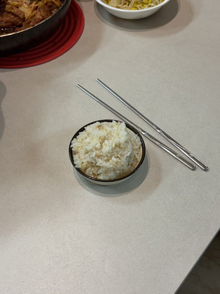 오늘 개웃긴 일
저녁 배불러서 안먹겠다고 했는데 세숟갈만 먹으래서 식탁 갔더니 종지에다 밥 퍼줌...ㅋㅋㅋㅋㅋㅋㅋㅋ 이것 모에요...ㅋㅋㅋㅋㅋ