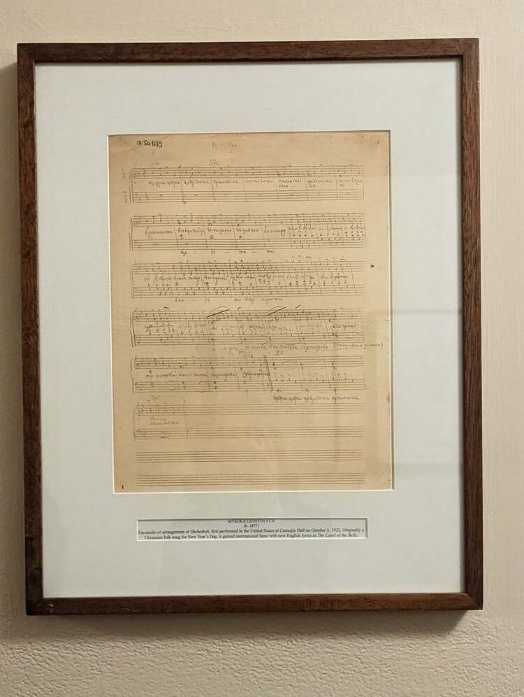 Oksana_Wise2's tweet image. Facsimile of #Ukrainan composer Leontovych’s Shchedryk displayed at Carnegie Hall. World premiere: 29.12.1916 in the venue of current National Philharmonic of #Ukraine. Melody that become #Christmas hymn #CarolOfTheBells premiered in US on 5.10.1922 in NYC en.lb.ua/news/2025/12/2…