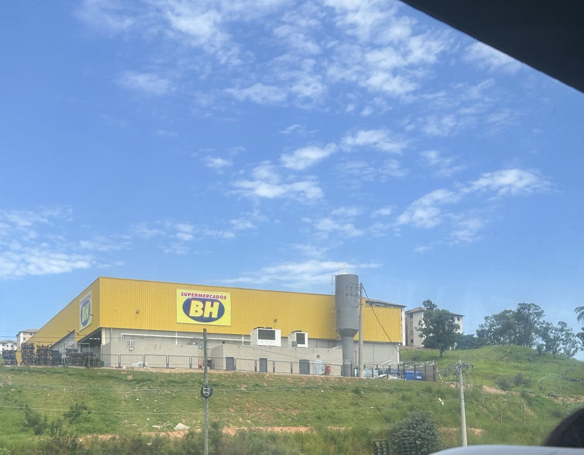 O estádio deles têm teto retrátil que chick