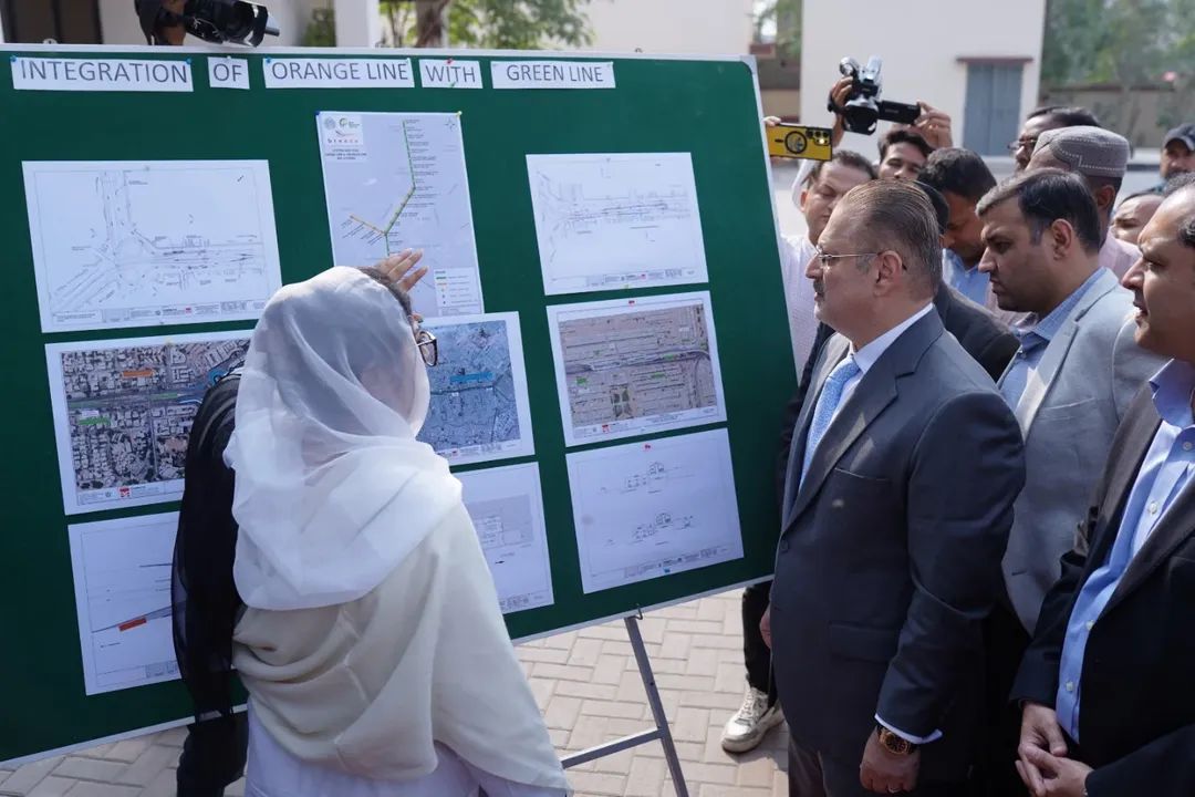 FaizanGujjar026's tweet image. Karachi’s BRT Just Got Bigger
Senior Minister @sharjeelinam  officially inaugurated the Orange Line connection with the Green Line today a giant leap for a modern integrated public transport network! Key DSMT officials also briefed him on the project.
#BRT #OrangeLine #GreenLine