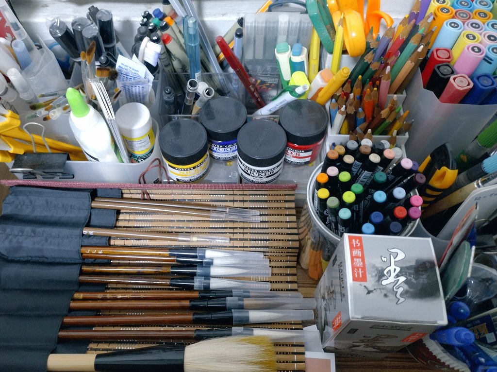 ปกติวาดงานและจบงานด้วยการวาดมือมานานแล้ว ถ้างานไหนอยากโพสต์ก็สแกนเข้าคอม อุปกรณ์ศิลปะกับเครื่องเขียนก็มีไปเรื่อยๆ ตามความสนใจในแต่ละช่วง