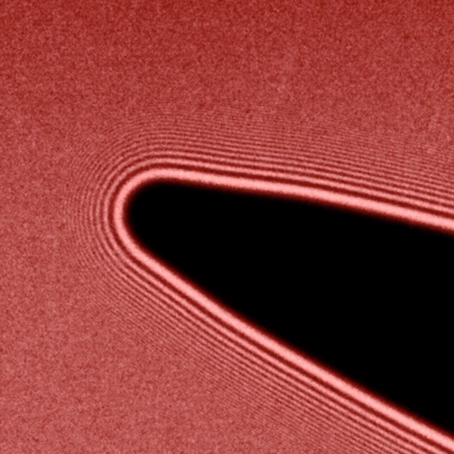 seensomewhere's tweet photo. The diffraction pattern from a needle placed in the path of coherent light from a point source.

The first image is zoomed &amp; enhanced. The second is the original. The third image has higher exposure &amp; zoom &amp; shows Poisson point like features near the tip of the needle's shadow. https://t.co/91gQihTpo8