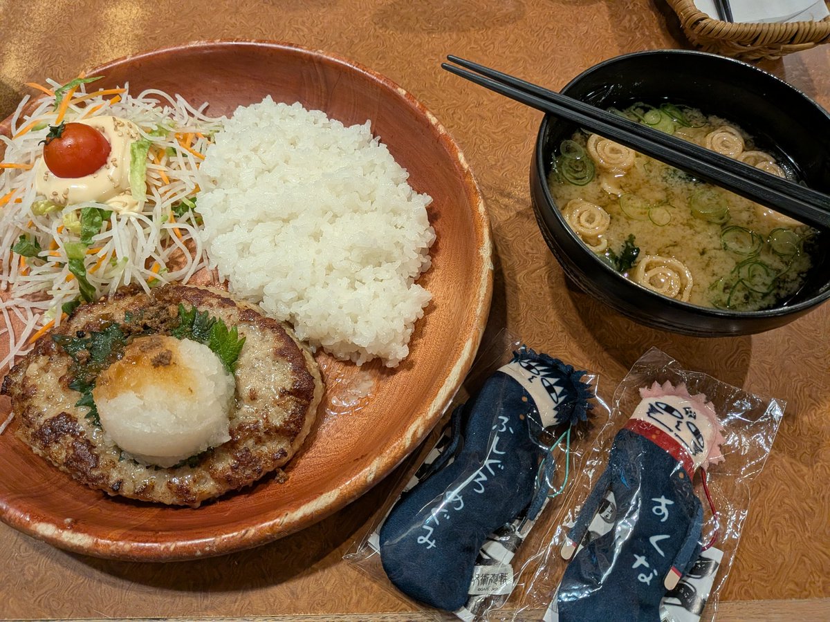 今年のコス納め終わってしまった😂
楽しすぎてずっと笑っていたし沢山ご飯食べたし恵はかっこいいし最高の1日でした✨‼️黒兎さん、さとしさん
寒い中本当にありがとうございました🤗🤗✨