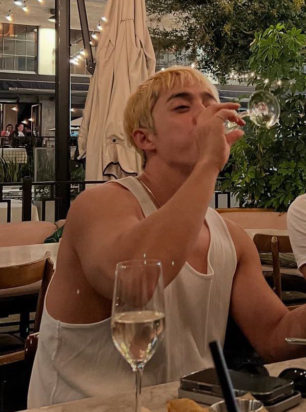 shadowmclair's tweet image. ㅤㅤ

Simplehan lang natin. 
ㅤㅤ