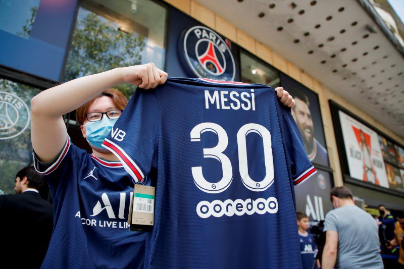 🚨Some sport stores in France still sell Leo Messi's #30 PSG shirt