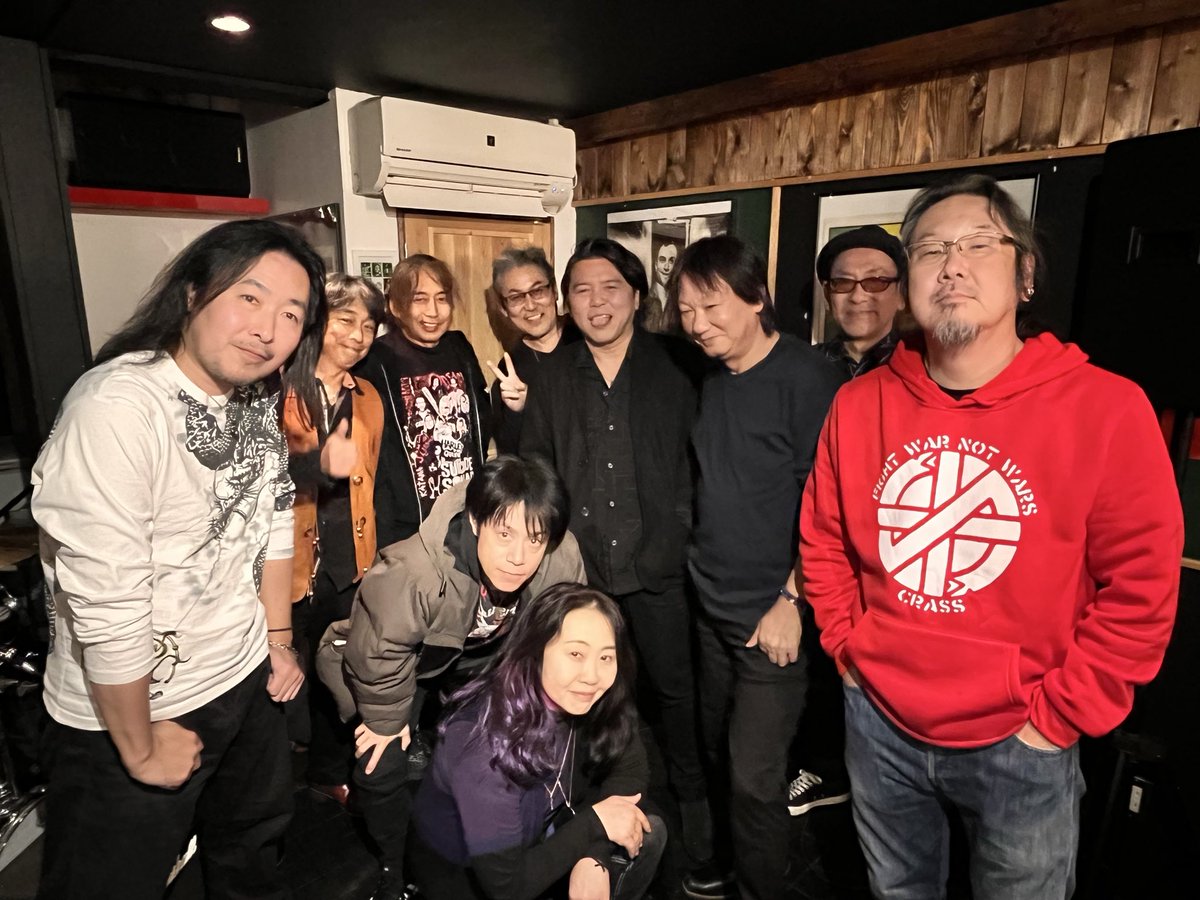 MikikoPromine's tweet photo. 27日のライブ後、会場のマスターでタケンプのvo.シンジさん、タケンプba.でもありこの日THE MODSのカバーバンドでも出演した真茅さんのTHE JOMの皆さんとM-PROMINENCEとで記念撮影📸
なんかみんないい顔してますよ。
音楽ってやっぱすごいね!✨
え?もうお酒入ってるから?
#mpro
#えむぷろ https://t.co/AHveQYpBB6