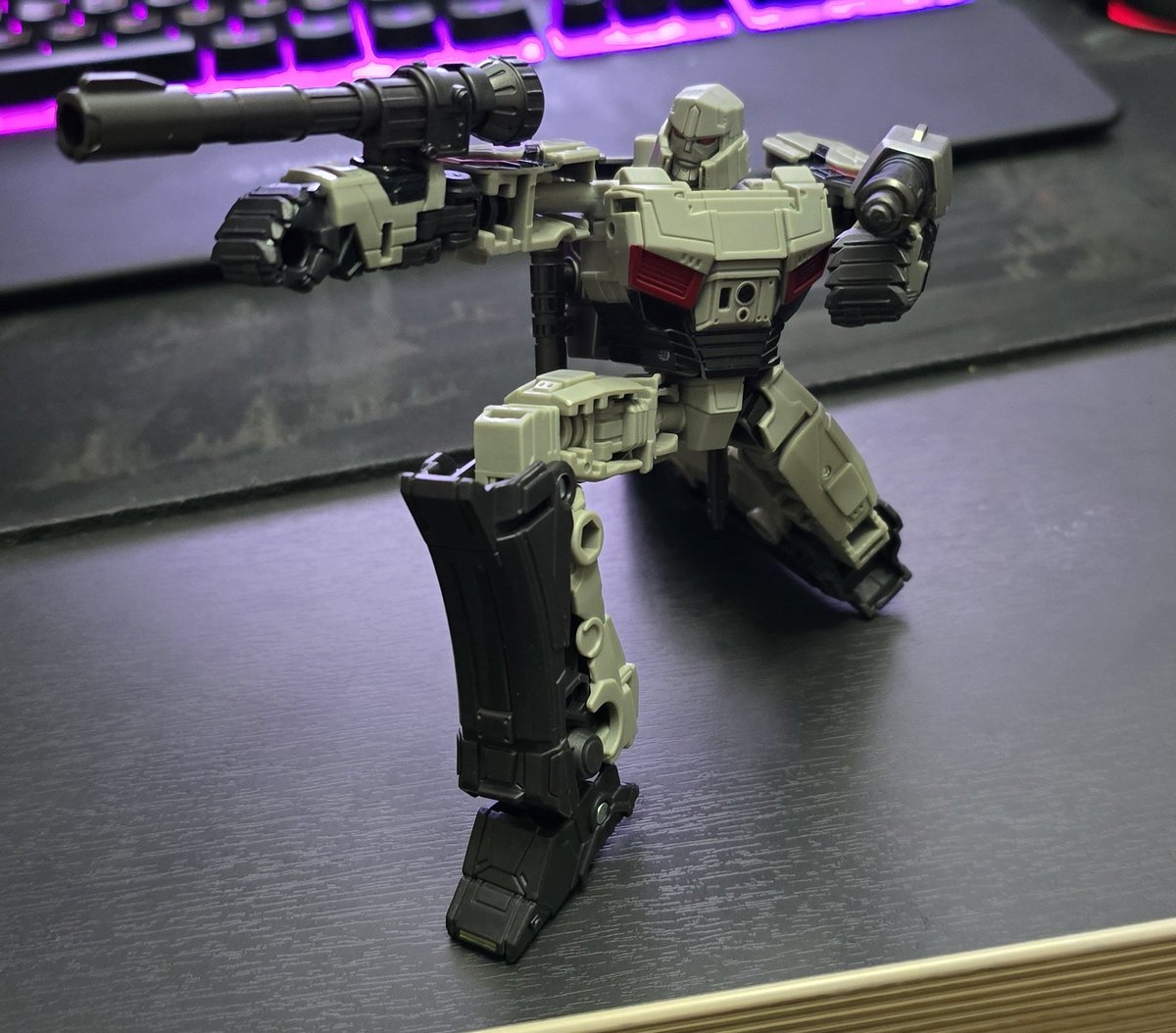 발매 초엔 구하기 좀 어렵거나 가격이 좀 붙어서 망설이던 트랜스포머 원 메가트론. 블로키 조립하다 생각난 김에 구매.