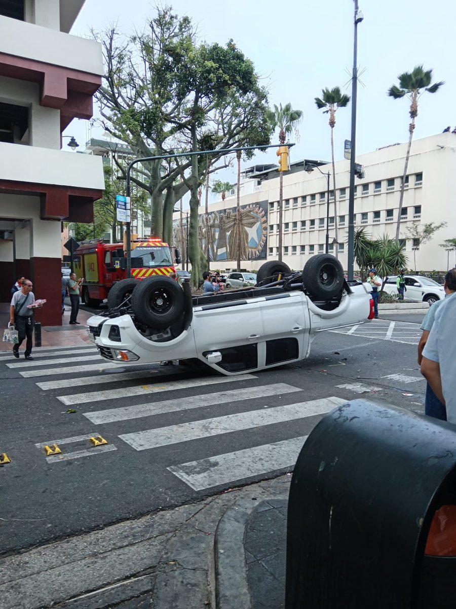 Vehículo volcado en Pedro Carbo y 10 de Agosto. Personal de <a href="/ATMGuayaquil/">ATM Guayaquil</a> y <a href="/segura_ep/">Segura EP - C5GYE</a> está en el lugar. Fotos: Cortesía