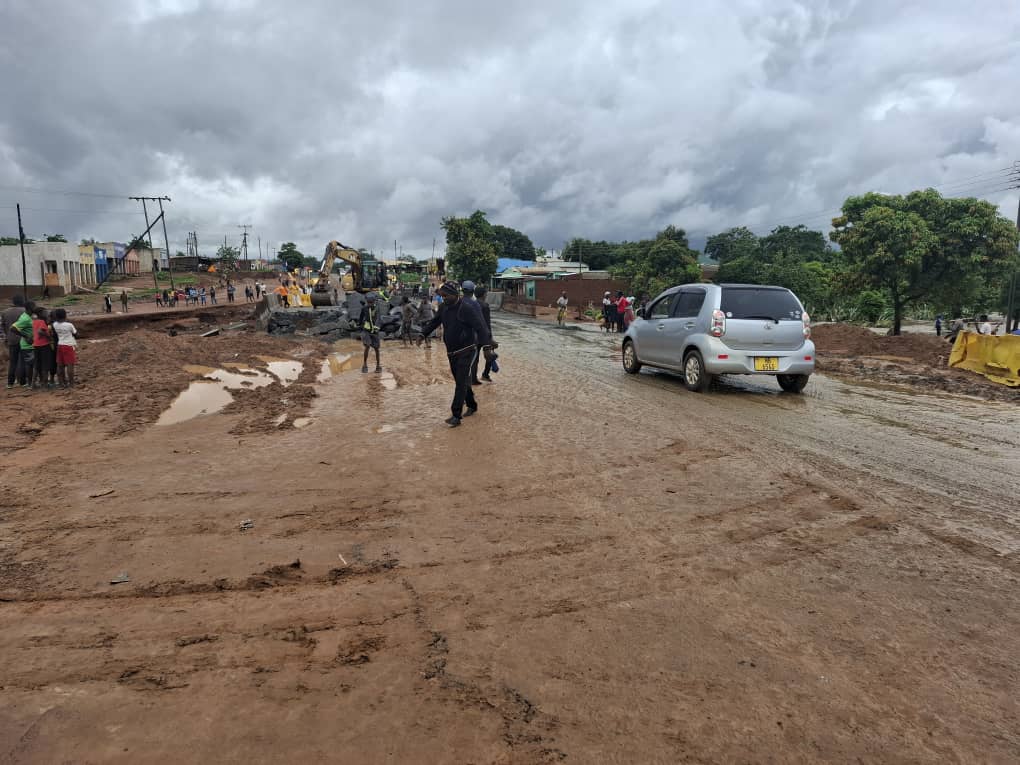 NationOnlineMw's tweet image. The Roads Authority of Malawi has announced that Nkhamenya in Kasungu is now passable. RA has shared the update on a Facebook post some few minutes ago.
📸Roads Authority of Malawi