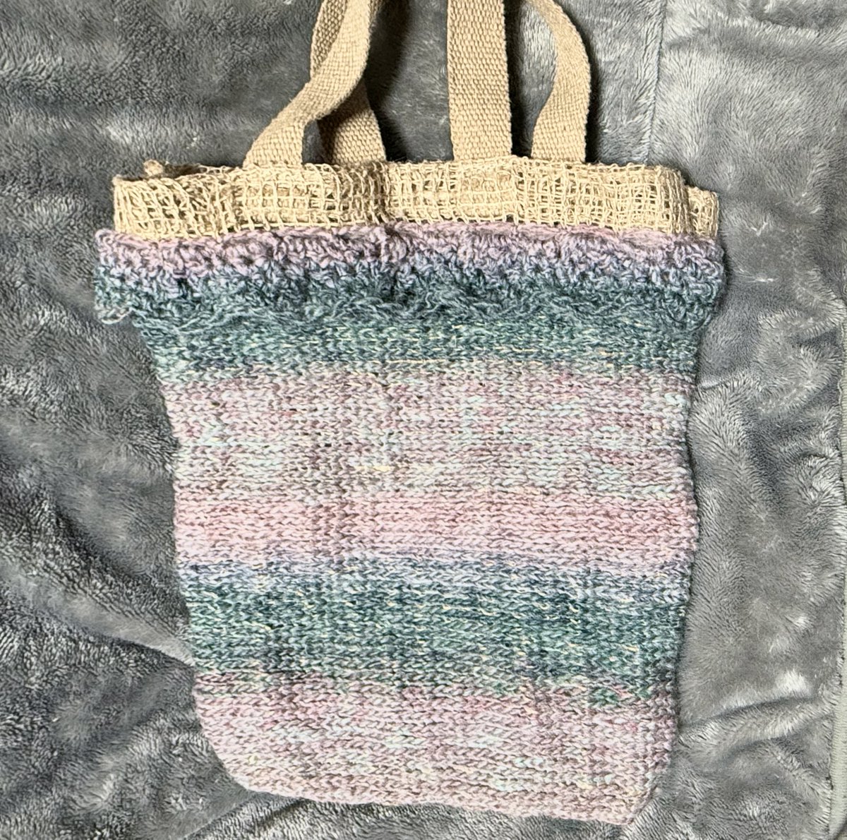 セリアさんのジュートバッグ。網目を編み編み。