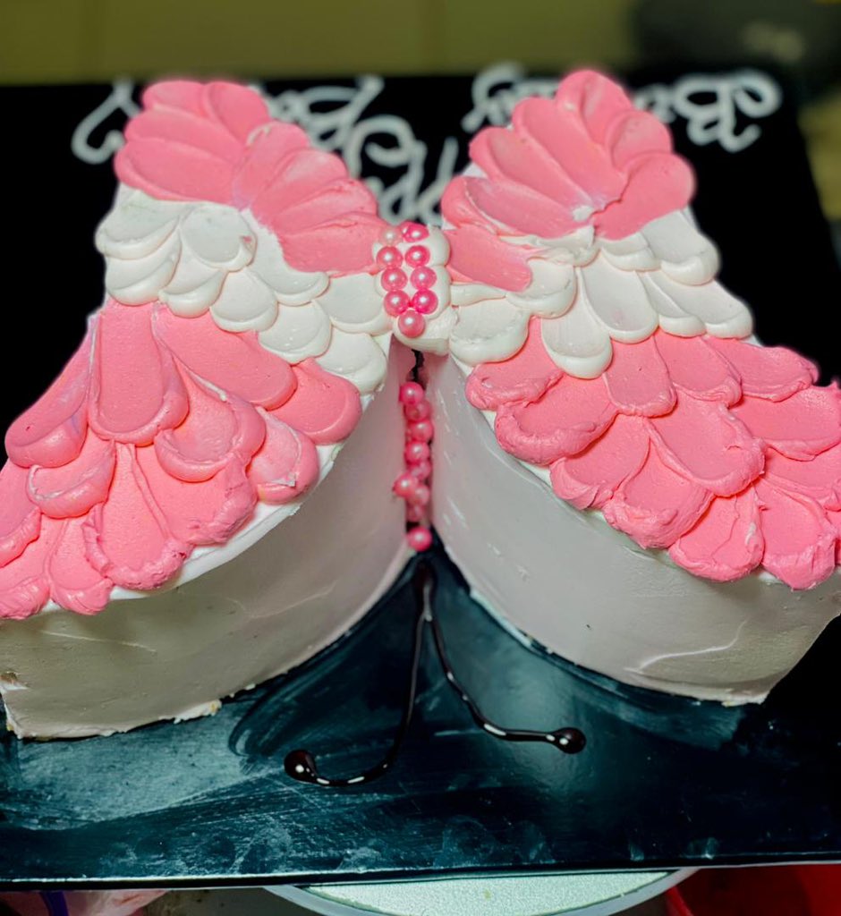 FGirlrita's tweet image. I ordered a birthday cake see what I got Jesus

What I ordered Vs what I got 😭😭