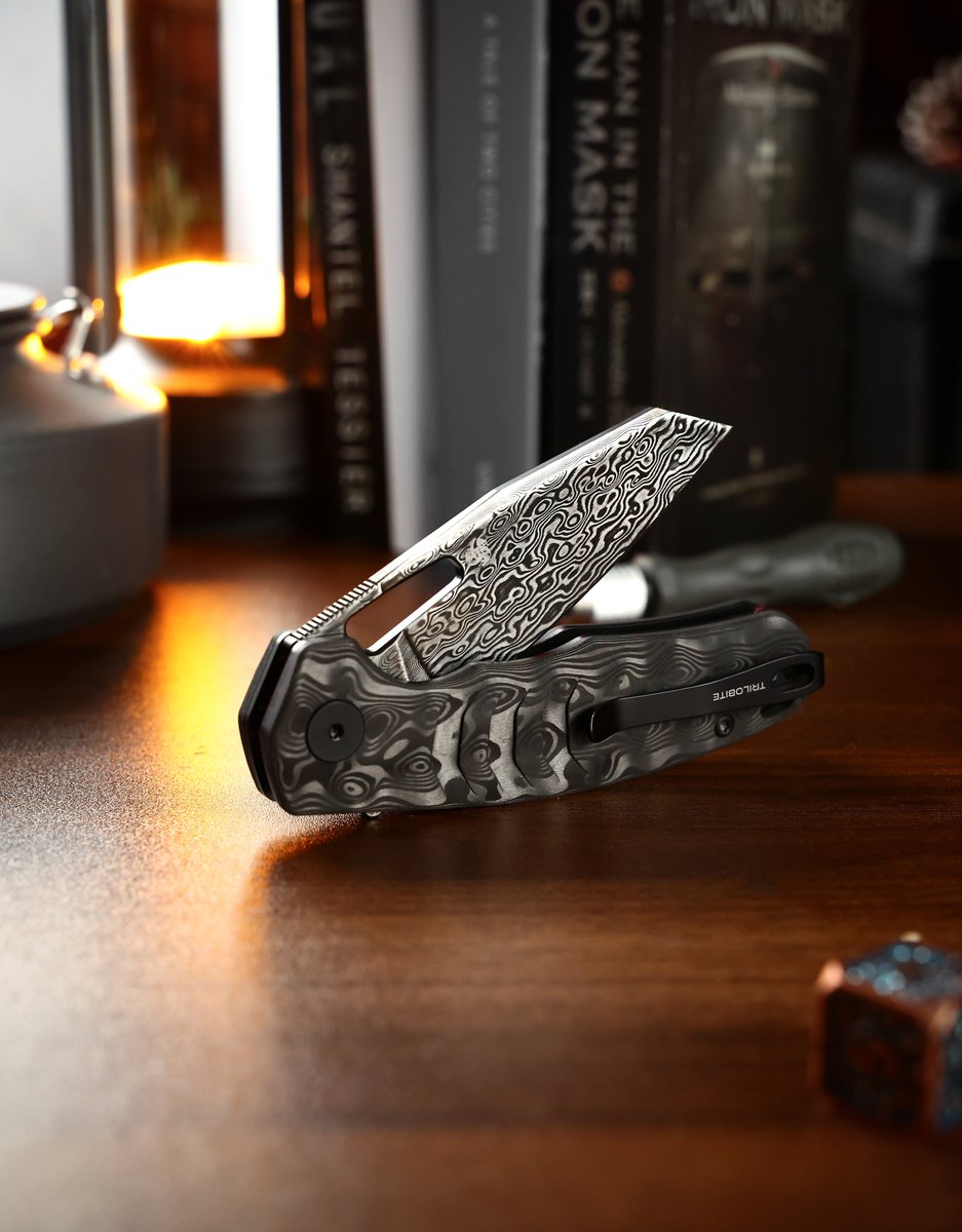 FishPetrified's tweet photo. A new fossil emerges from the dark. 🖤
​Introducing the Trilobite Full-Black Edition. We’ve merged the raw, organic texture of stone-pattern carbon fiber with the hypnotic ripples of a black Damascus blade.
​This isn't just assembly; it’s evolution. Every single scale and blade undergoes exhaustive rounds of hand-finishing to reveal a pattern that is yours and yours alone. No two pieces are ever the same.
​The ultimate fusion of prehistoric soul and modern precision.

Available now
🔗 Link in bio