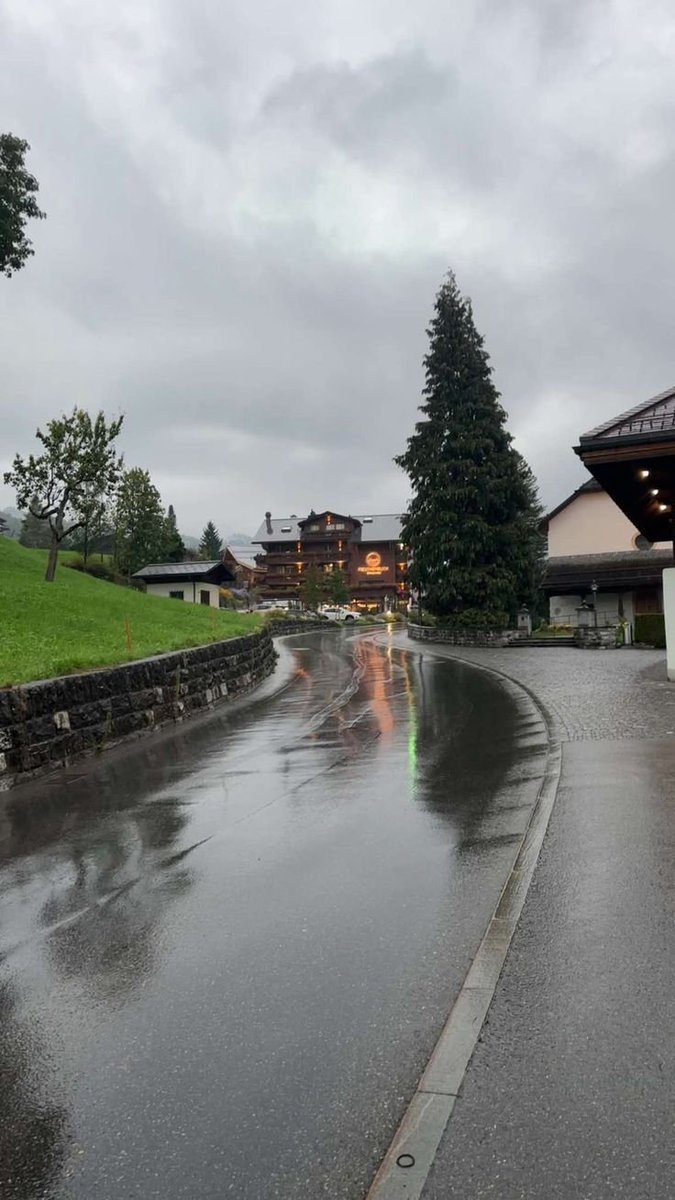 Rutalulp's tweet image. There is a healing power in the sound of the water and the sight of a never-ending blue horizon today. 🌊🩹