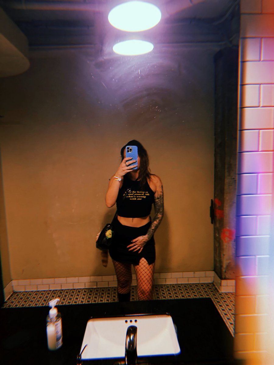 fairyp0tmother's tweet image. mirror mirror on the wall
who’s the baddest of em all
meeeeee duh 🪞🪩