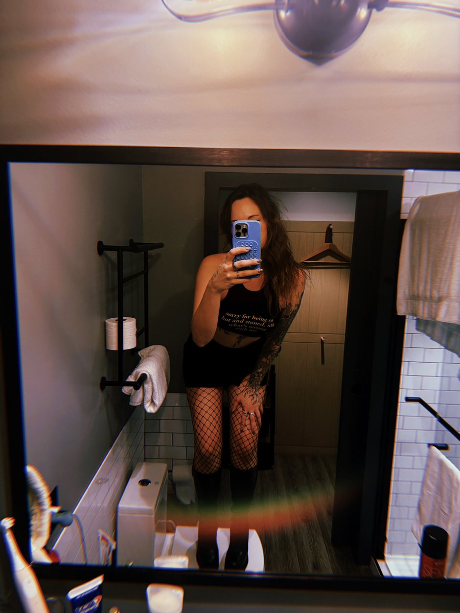 fairyp0tmother's tweet image. mirror mirror on the wall
who’s the baddest of em all
meeeeee duh 🪞🪩