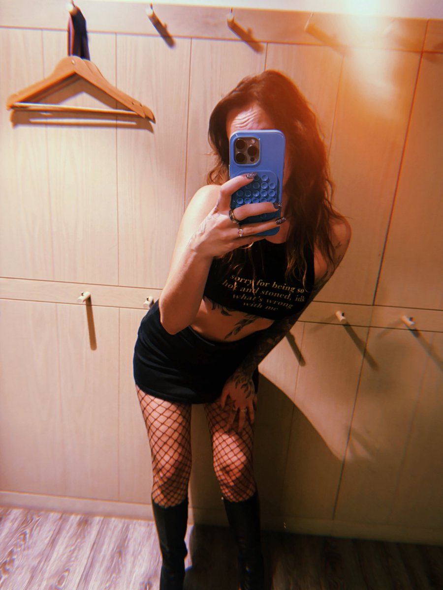 fairyp0tmother's tweet image. mirror mirror on the wall
who’s the baddest of em all
meeeeee duh 🪞🪩