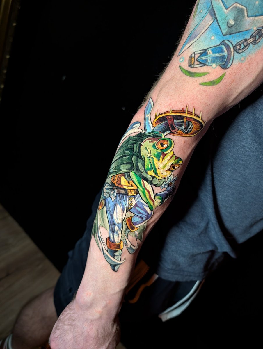 Another piece for the sleeve! Frog from #ChronoTrigger and he's holding the Holy Unicorn Blade from  #UnicornOverlord. Artist is Ryan Halvorsen out of Phoenix.

#jrpg #tattoo