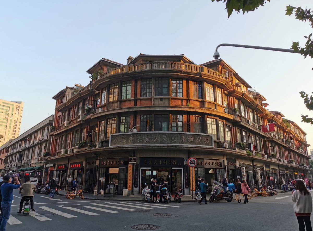 MOFBACN's tweet photo. A historic building from the China Republican era in Wuhan's Hankou district, formerly the foreign treaty port of Hankow. If you zoom in to the center you will find the historic store sign of the German machinery and tools trading firm "E. Bechler" still visible above the door. https://t.co/rHAcZandq0
