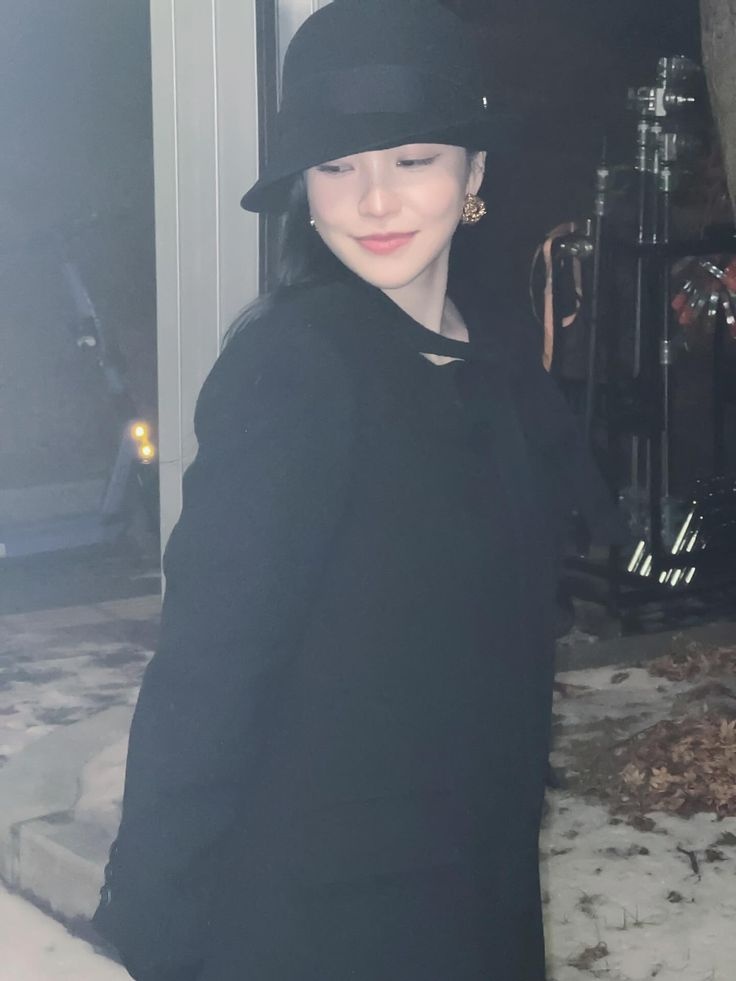 MODELEINCO's tweet photo. ️️  ️️ 

#MODELEIN_CAPT📸 #𝗧𝗮𝗹𝗮𝗹𝗲𝗡𝗼𝗶𝗿 

💭 All eyes are on her as she stands out from the crowd and becomes the center of attention with her stunning appearance.

️️ ️️ https://t.co/BSyhlpVGpr