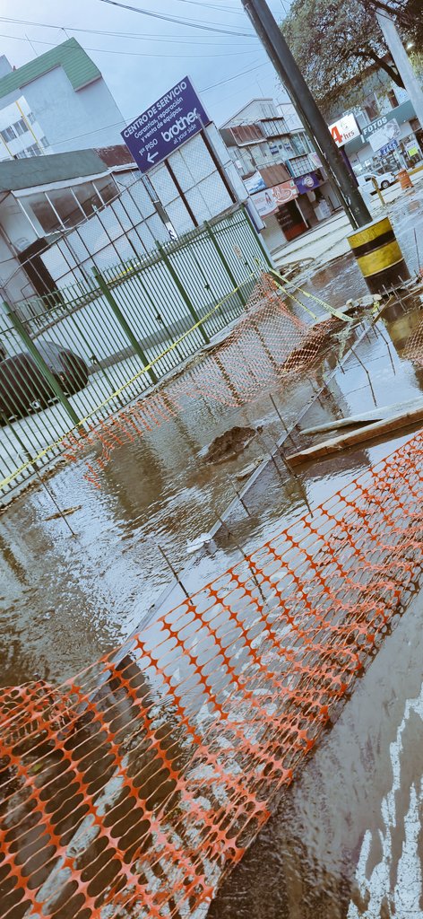 Fuga de agua sobre calzada de Tlalpan #4456 y periférico sur  <a href="/TlalpanVecinos/">Tlalpan Vecinos</a> <a href="/TlalpanAl/">Alcaldía Tlalpan</a> <a href="/sa/">Sammy</a>