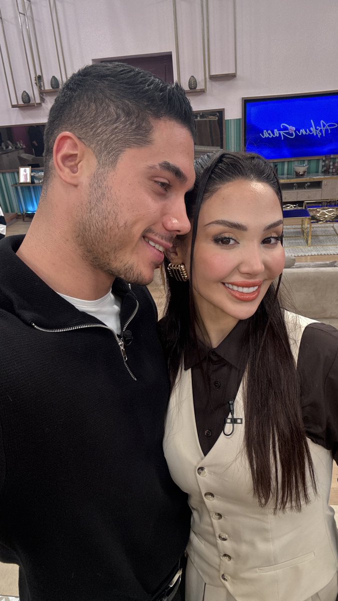 “Beni bana en güzel gösteren ayna, bana aşkla bakan gözlerindir.” 
Ben seni severek güzelleştim.🤍