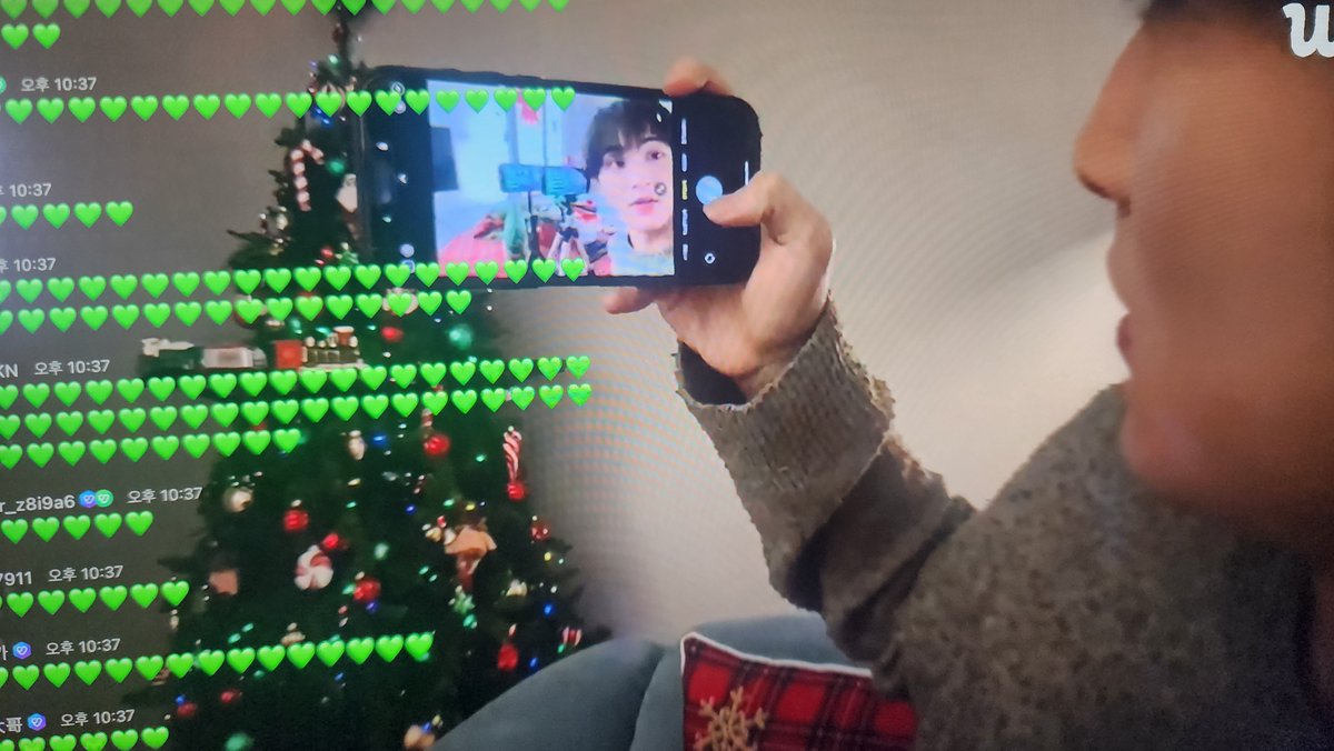 마크랑 셀카타임✌🏻✌🏻
그린하트 보내달라고함ㅋㅋㅋㅋㅋ 너도 어떤강아지의 눈물을 본거니..