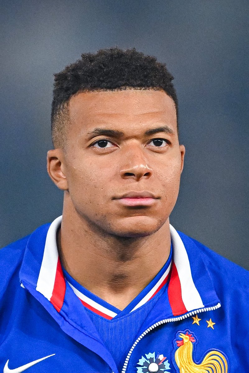 ActuFoot_'s tweet image. 🚨 𝗔𝗣𝗥𝗘̀𝗦 𝗔𝗩𝗢𝗜𝗥 𝗥𝗘𝗖̧𝗨 𝗨𝗡 𝗗𝗢𝗡 𝗗𝗘 𝗞𝗬𝗟𝗜𝗔𝗡 𝗠𝗕𝗔𝗣𝗣𝗘́ 🇫🇷, 𝗨𝗡 𝗣𝗢𝗟𝗜𝗖𝗜𝗘𝗥 𝗔 𝗘́𝗧𝗘́ 𝗦𝗔𝗡𝗖𝗧𝗜𝗢𝗡𝗡𝗘́ ! 👮‍♂️🥶

Chargé de la sécurité des Bleus, ce policier avait reçu 60 300 € de la part de Kylian Mbappé 🇫🇷 en juin 2023, somme qu’il n’a pas…