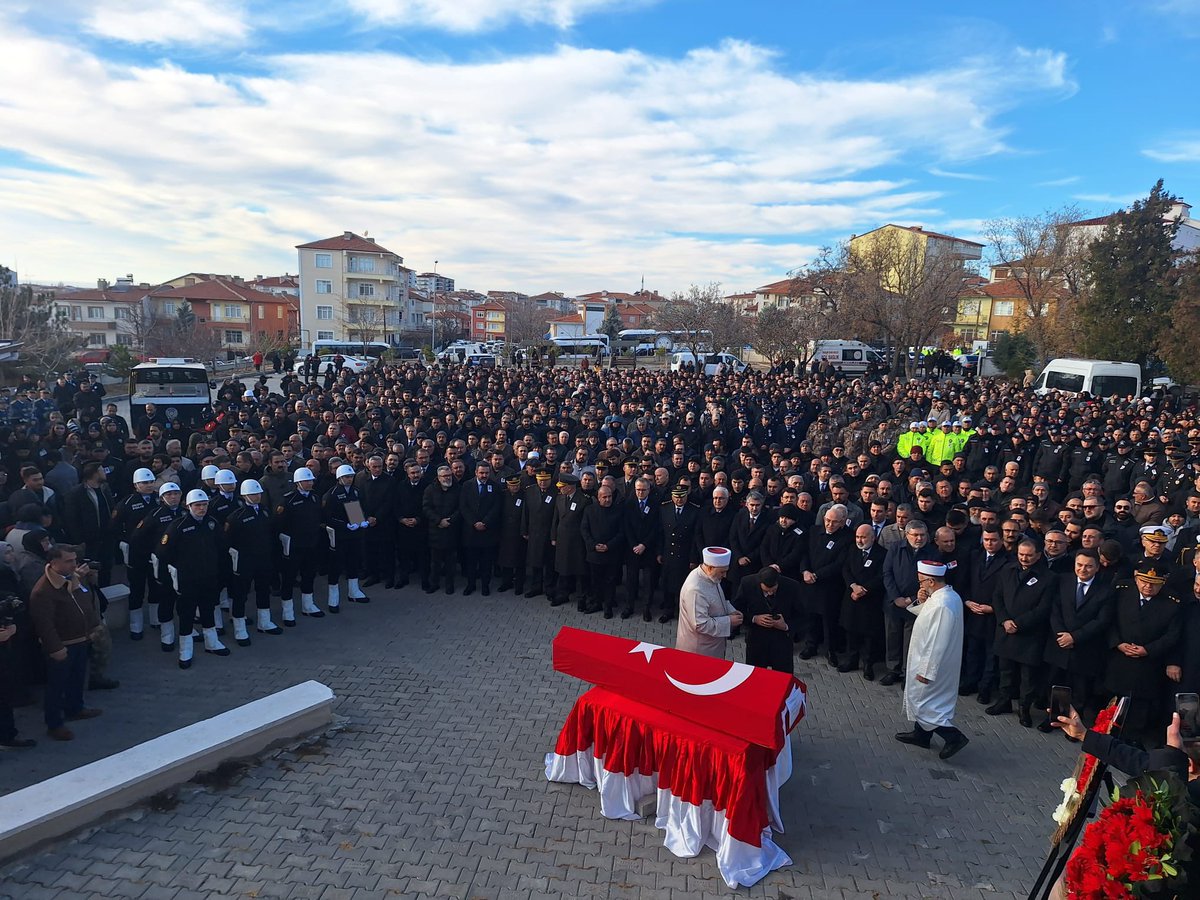Terör örgütü İŞİD’e yönelik operasyonda şehit olan polisimiz Yasin Koçyiğit’i, memleketi Şereflikoçhisar’da düzenlenen cenaze töreniyle son yolculuğuna uğurladık. 

Kahraman Şehitlerimiz Yasin Koçyiğit, Turgut Külünk ve İlker Pehlivan’a Allah’tan rahmet; ailelerine, sevenlerine