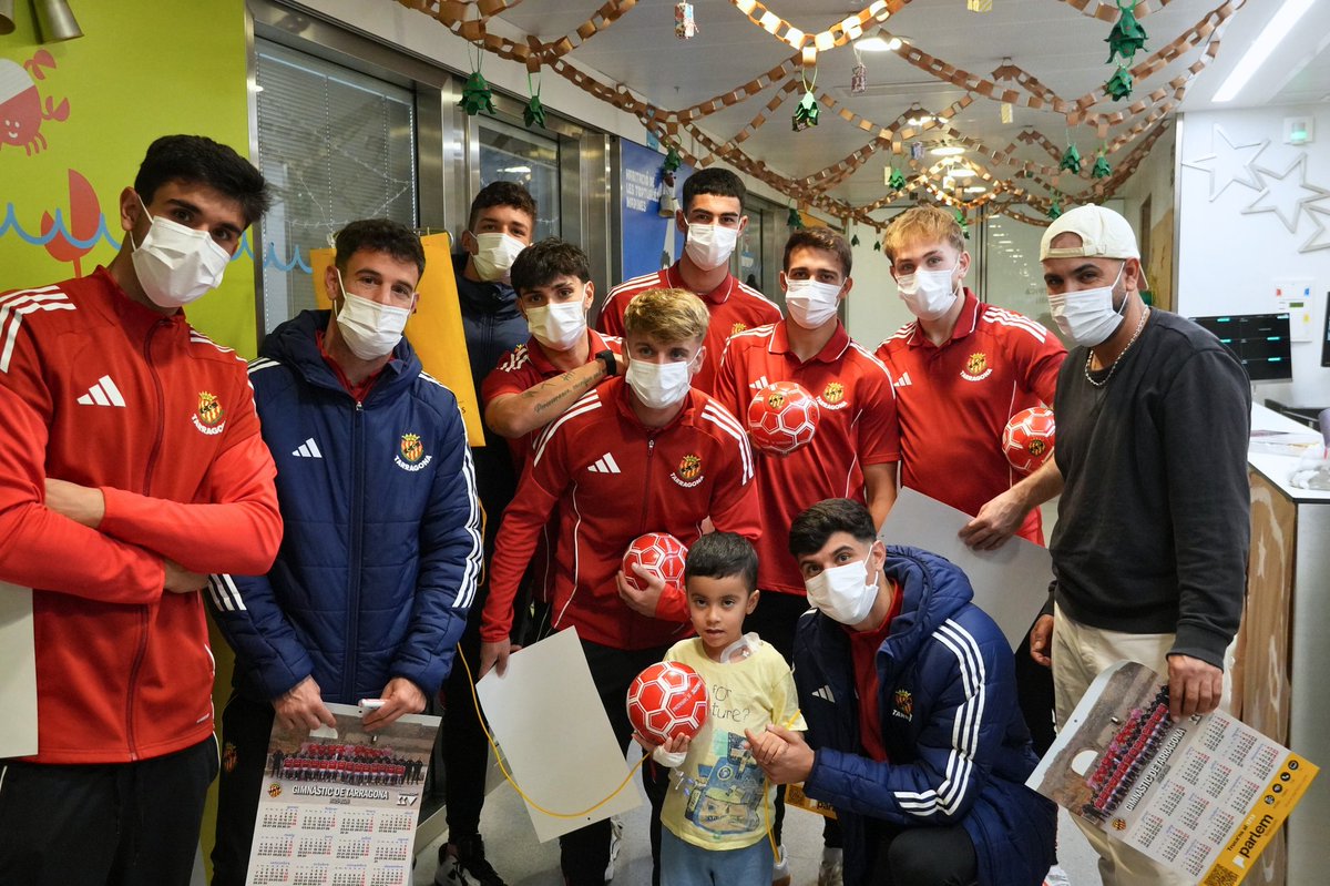 hjoan23's tweet photo. 🔴 El @NASTICTARRAGONA ha fet la tradicional visita de Nadal als infants ingressats a l'Hospital Joan XXIII de #Tarragona.
⚽ Els jugadors del primer equip han repartit pilotes i calendaris entre els pacients més petits de l'Hospital. https://t.co/zorKW1EM1g