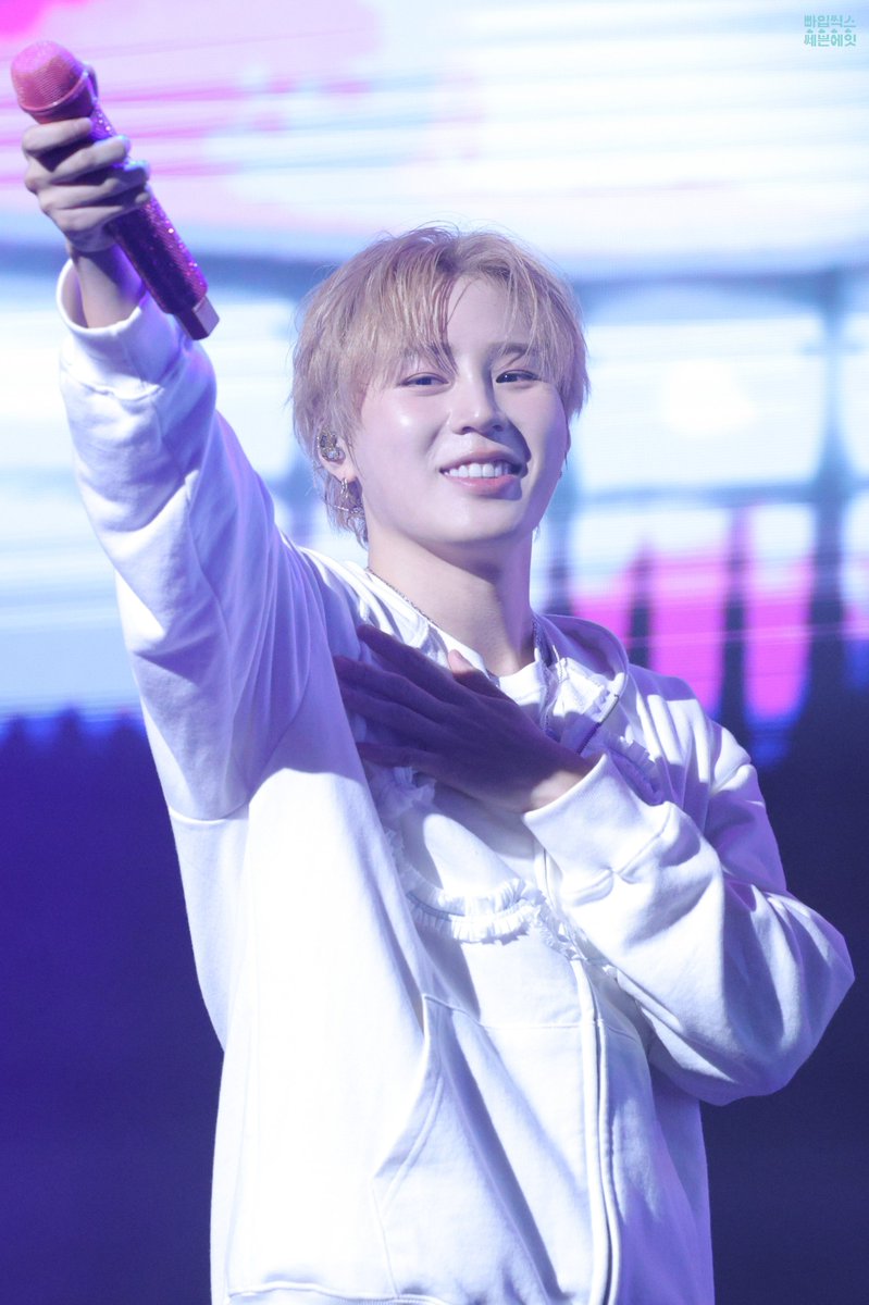 251230 하성운 팬미팅 DAY 1

내 강아지 떵운이🥹🥹🥹
성운아 하늘이 있자나 늘 행복하자!!!
오늘 만나서 너무 너무너무 좋고 행복했어
성운이가 오래오래 무대에서 반짝이길 늘 응원해💕💕

#하성운 #HASUNGWOON