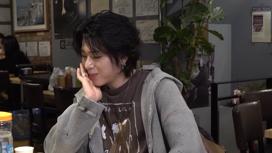 절냄새풍기는천주교다니는남자,나이34(곧35)살에낮술태어나서처음해보는남자, 혼술로소주맛을알게되는무일탈청정지역인증받은남자, 요산수치관리하는철저한남자, 노래방가서잔소리부르기시작하면자연스럽게임슬옹역할자처하는남자, 베스킨라빈스기준으로나이세는남자, 걸어다니는영어백과사전인남자