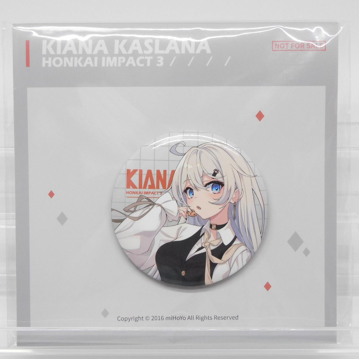 ちょっと前ですが、ようやくこの缶バッジ手に入れました…。あとは色紙