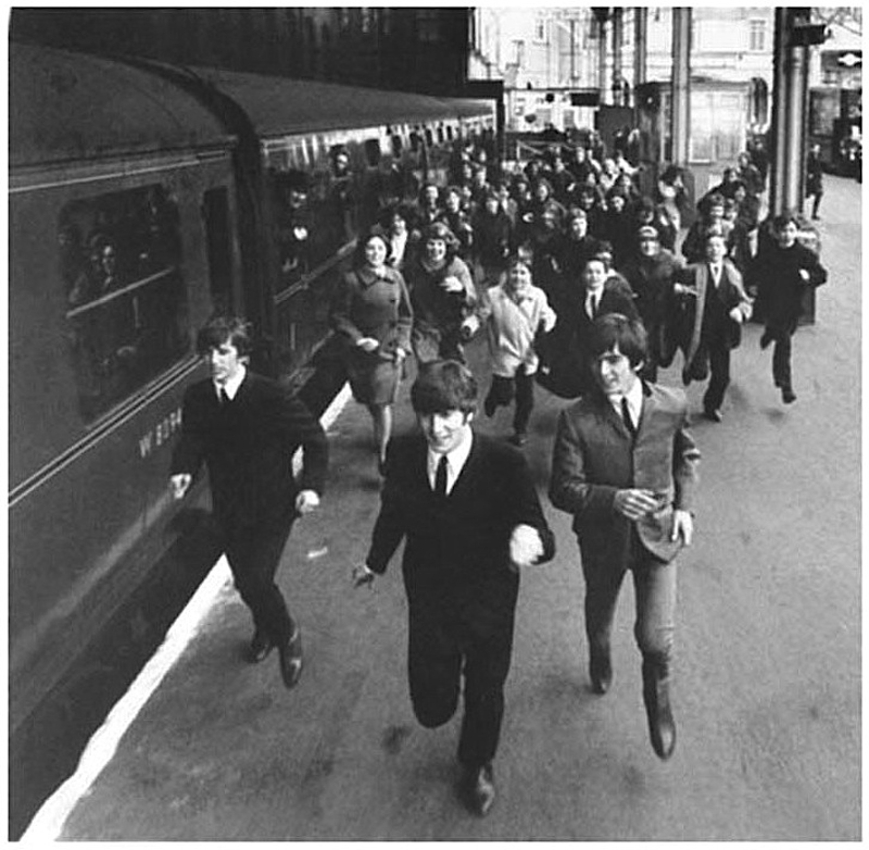 WorldofKemp's tweet photo. @gem_ste I always hope that the Beatles will come crashing through Marylebone Station as Billy waits for Liz.... https://t.co/Axw42c4PPI