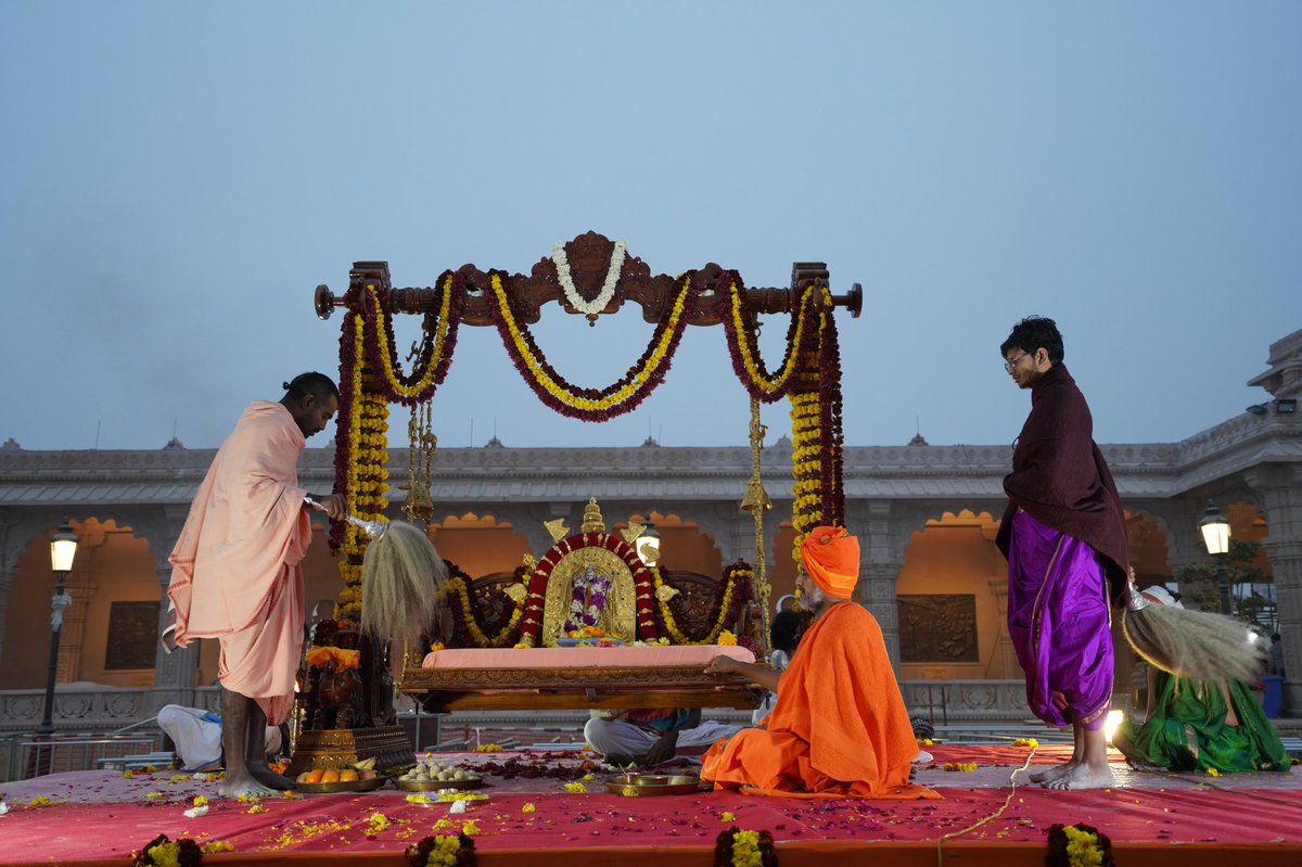 ShriRamTeerth's tweet photo. श्रीराम जन्मभूमि मन्दिर में आयोजित प्रतिष्ठा द्वादशी पाटोत्सव समारोह में यज्ञशाला अनुष्ठान के चौथे दिन आज तत्वकलश, तत्वहोम, कलशाधिवासहोम इत्यादि अनुष्ठान संपन्न हुए। तत्पश्चात सायंकाल पालकी यात्रा निकाली गई।

On the fourth day of the Yajna rituals at the Pratishtha Dwadashi Patotsav ceremony being organised at the Shri Ram Janmabhoomi Mandir, rituals such as Tattva Kalash, Tattva Homa, and Kalash Adhivasa Homa were performed today. Thereafter, a Palaki procession was taken out in the evening.