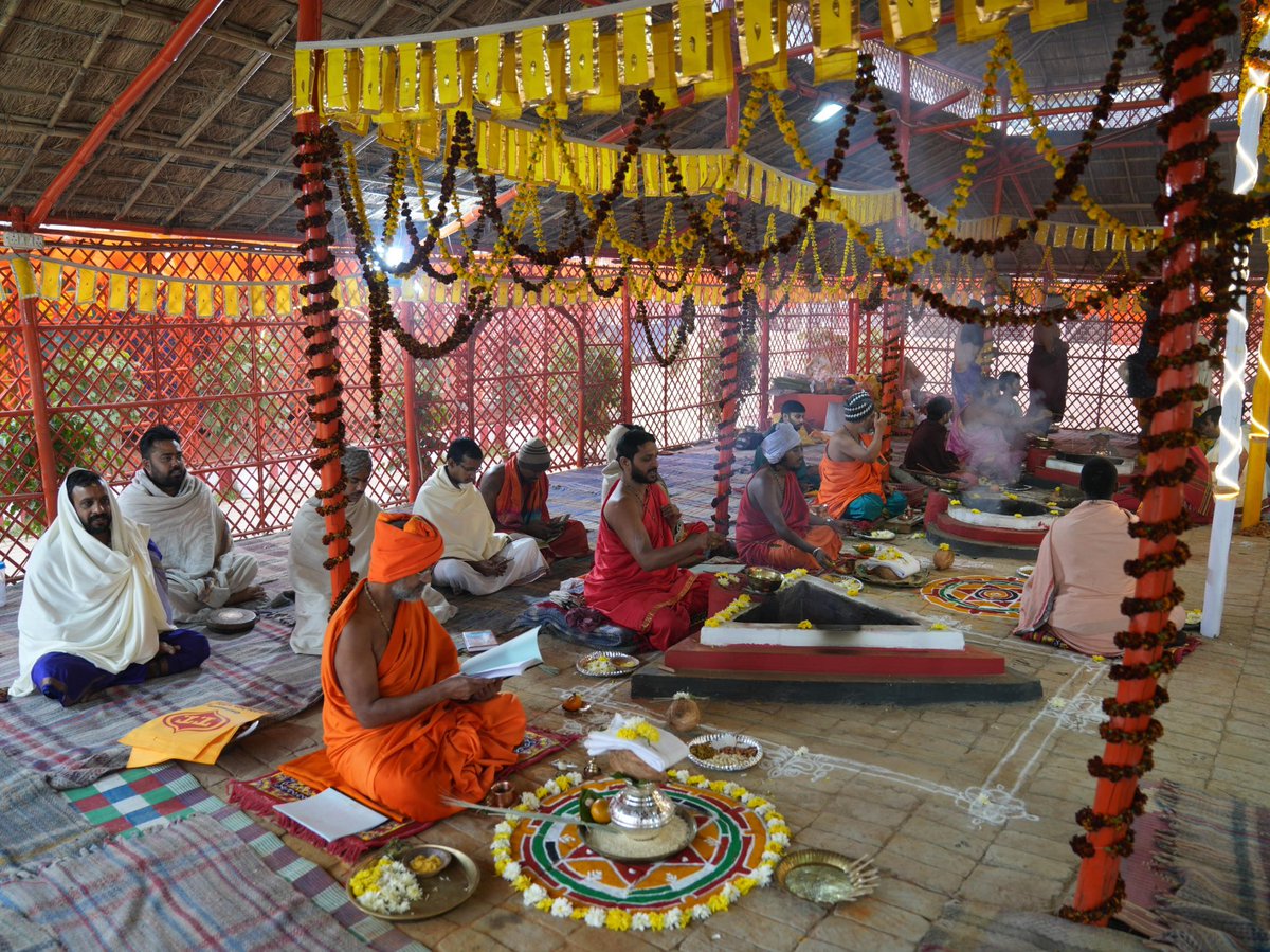 ShriRamTeerth's tweet photo. श्रीराम जन्मभूमि मन्दिर में आयोजित प्रतिष्ठा द्वादशी पाटोत्सव समारोह में यज्ञशाला अनुष्ठान के चौथे दिन आज तत्वकलश, तत्वहोम, कलशाधिवासहोम इत्यादि अनुष्ठान संपन्न हुए। तत्पश्चात सायंकाल पालकी यात्रा निकाली गई।

On the fourth day of the Yajna rituals at the Pratishtha Dwadashi Patotsav ceremony being organised at the Shri Ram Janmabhoomi Mandir, rituals such as Tattva Kalash, Tattva Homa, and Kalash Adhivasa Homa were performed today. Thereafter, a Palaki procession was taken out in the evening.
