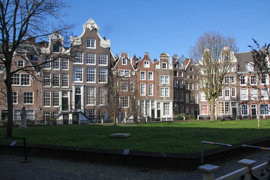 Het Amsterdamse Begijnhof blijft een droom. Individuele huizen rondom een bleekveld, als een stadje in de stad.