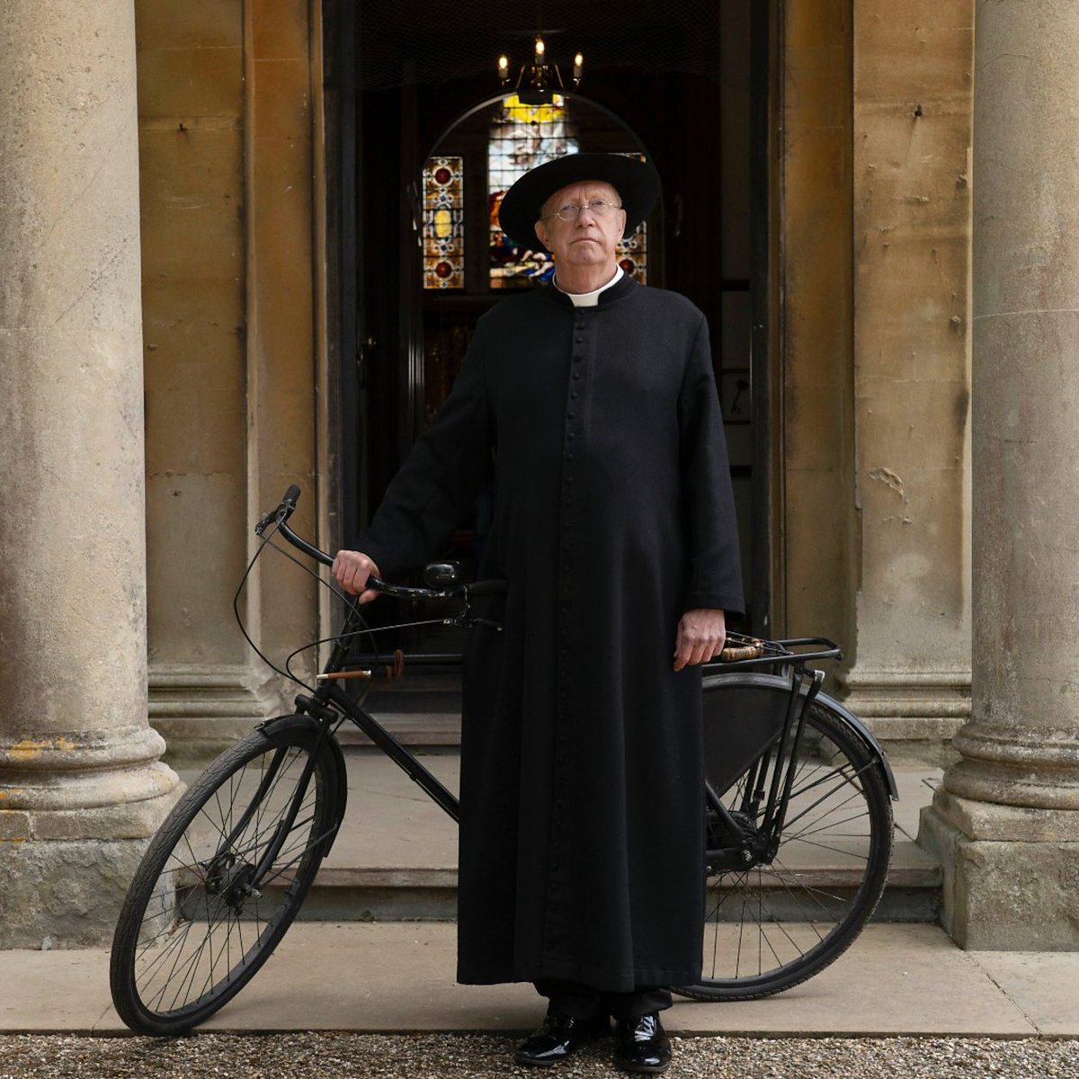 bbcpress's tweet image. "Father Brown has a real crisis, and it looks like it's unsolvable…" 

Mark Williams is back as the crime busting clergyman in a new series of Father Brown! Find out all about series 13, coming to @BBCiPlayer and BBC One in January

Read more ➡️ bbc.co.uk/mediacentre/me…