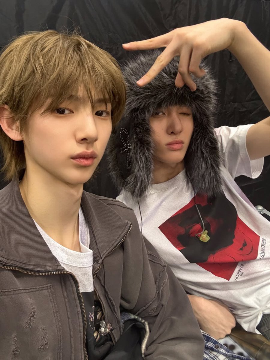 juhoontwt's tweet image. martin and his twinski 🤏