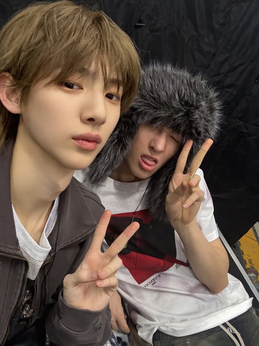 juhoontwt's tweet image. martin and his twinski 🤏