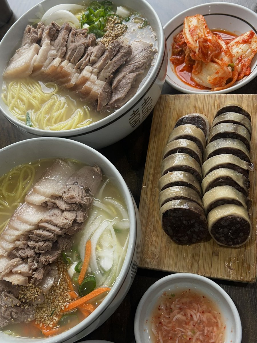 제주 제주미담 고기국수
국물 완전 깔끔하고 너무 맛있었어요
고기도 엄청많고 면도 엄청많음 !! 
2인 1국수하고 막창순대<이거 꼭 같이 먹어주세요