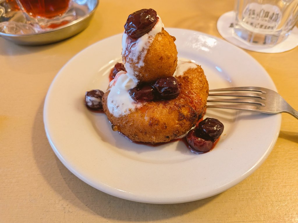 latina_sama's tweet photo. いろんな国の朝食プレートを提供しているTaste the Worldというお店に行ってみてください！レギュラーメニューはイギリス、アメリカ、台湾の朝ごはんで、期間限定メニューもあります。今はルーマニアで、2026年2月からはポーランドになります。東京の新宿、外苑前、吉祥寺、銀座にあります。 https://t.co/xcQjSs80Na