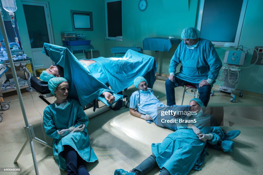 Sejumlah dokter bedah di RSCM hampir pingsan kelelahan setelah berjam-jam melakukan operasi memisahkan lidah para personel Slank dari b0k0ng rezim