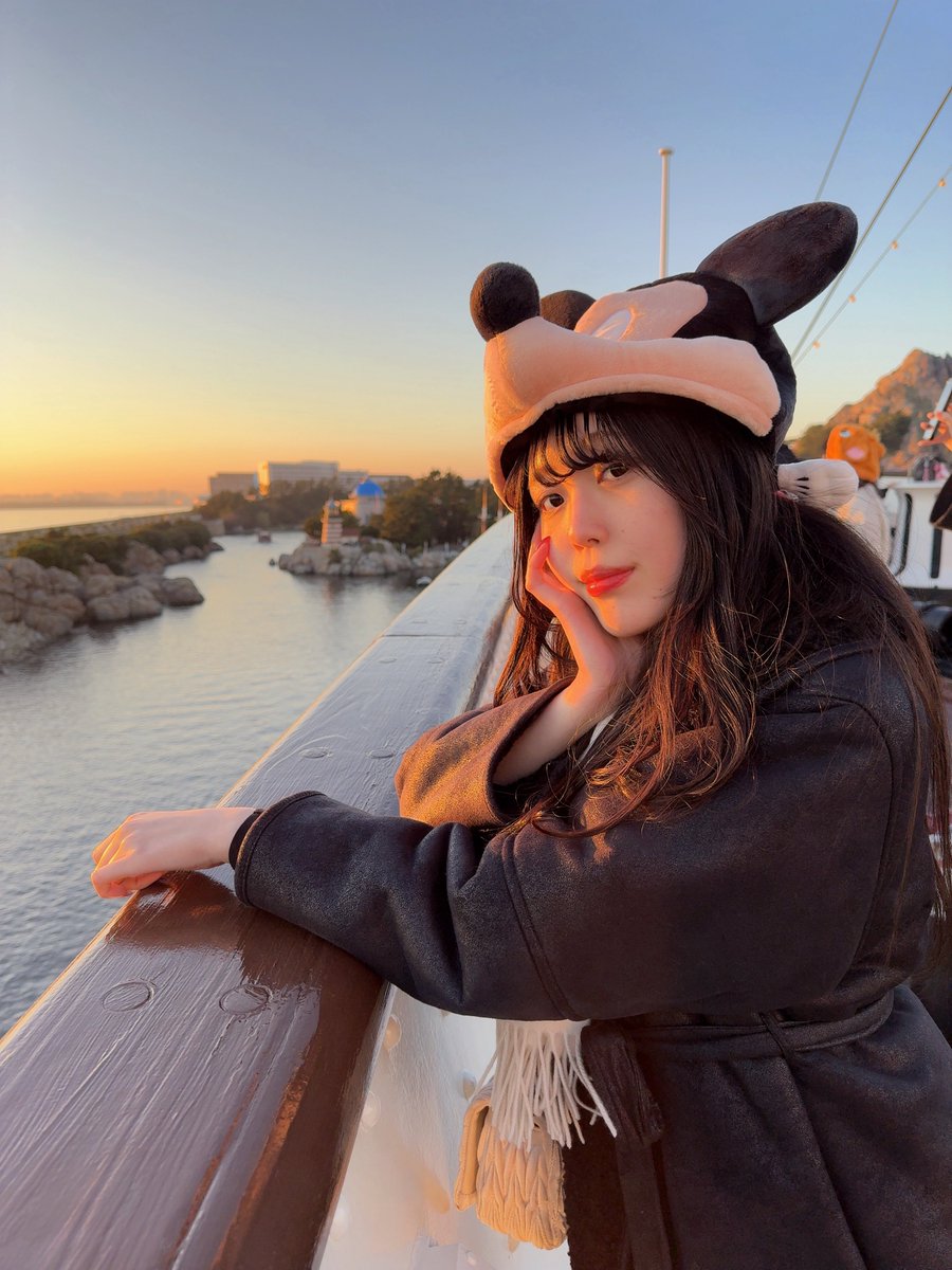 年内滑り込みディズニー！
寒かったけど楽しかった︎☺︎
写真撮る時手がいつも変🫠

私の仕事納めは明日ですが少し早めに、良いお年をお迎えください- ̗̀👏🏻 ̖́‐