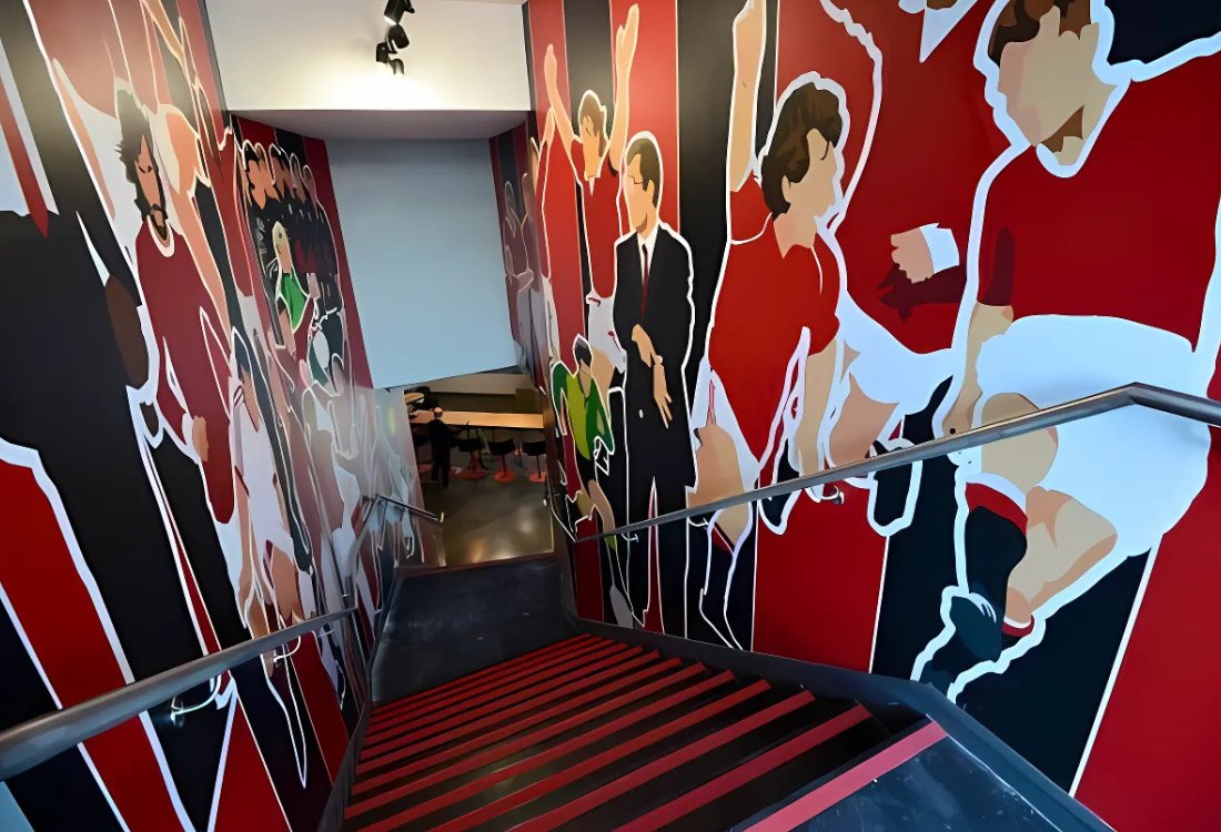 Why Bespoke Signage Makes a Difference for Your Brand Identity: hubs.ly/Q03K6v0_0